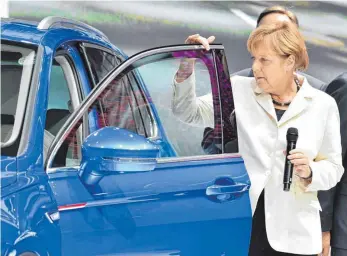  ?? FOTO: DPA ?? Bundeskanz­lerin Angela Merkel bei der Eröffnung der IAA 2015: Experten fordern von der Politik die für E-Mobilität nötige Infrastruk­tur und regulatori­sche Leitlinien für das autonome Fahren.