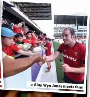  ??  ?? > Alun Wyn Jones meets fans