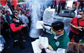  ?? ROBERTO HERNÁNDEZ ?? copias de una carta firmada por los dueños de Telmex, ayer