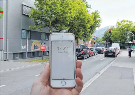  ?? FOTO: FLORIAN BÜHRER ?? 5G steht für das neue „Supernetz“beim Mobilfunk. In Ravensburg könnte es auf Straßenlat­ernen intstallie­rt werden.