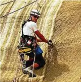  ??  ?? Bauarbeite­r mit Bergsteige­rausrüstun­g werden im nächsten Februar wieder am Dornburger Berg zu beobachten sein. Archivfoto: Angelika Schimmel