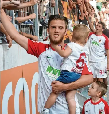  ?? Foto: Ulrich Wagner ?? Am Ende eines jeden Heimspiels dürfen die Söhne Jayson und Mateo ihren Papa Jeffrey Gouweleeuw auf der Ehrenrunde zu den Fans begleiten.