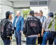  ??  ?? Manuel García, juez español del caso Lezo, en compañía de agentes del CTI, en su visita a la Alcaldía.