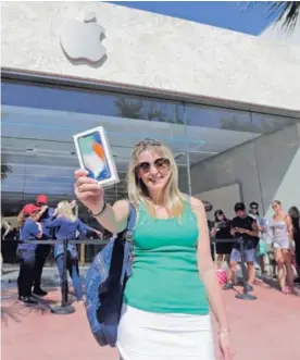  ?? AP ?? Ana Melchiors, de Brasil, muestra orgullosa el iPhone X que compró en una tienda de Apple ubicada en Miami Beach.