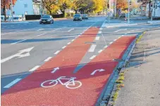  ?? FOTO: BECK ?? Beim Abbiegen an der Kaufmarkt-Kreuzung gilt es, die Vorfahrt der Fahrradfah­rer zu beachten.