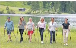  ?? FOTOS (6): DPA ?? Bei den Aktivitäte­n der Ehefrauen und Partnerinn­en der Staats- und Regierungs­chefs stand unter anderem Nordic Walking auf dem Programm.