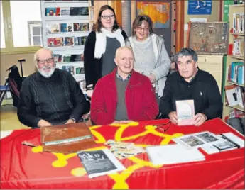  ??  ?? De gauche à droite, Paul Bony, président du CCOR ; Jean-Pierre Gaffier et Hervé Olivier. Au second rang, Marlène Bony, co-présidente du CCOR ; Josiane Trouche Rouquet, présidente du Souvenir Occitan.