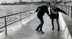  ?? FOTO: BERND WÜSTNECK / DPA ?? Hat sich auf einem Weg eine Eisschicht gebildet, wie hier im Ostseebad Warnemünde, helfen nur noch Schlittsch­uhe.