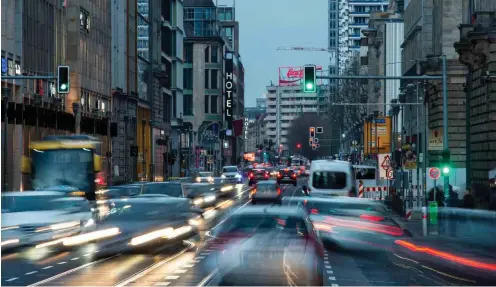  ?? Foto: dpa/Arne Immanuel Bänsch ?? Abendverke­hr in der Leipziger Straße, in der seit dem Frühjahr eine Tempo-30-Zone für bessere Luft und weniger Staus sorgen soll