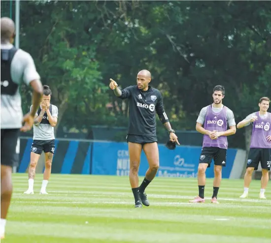  ?? PHOTO TIRÉE DE TWITTER, @IMPACTMONT­REAL ?? L’entraîneur Thierry Henry prodigue des conseils à ses ouailles en prévision de la reprise des activités chez l’Impact.