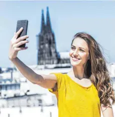  ?? FOTO: IMAGO ?? Selfie muss sein: Die Selbstinsz­enierung nehme heute in der Freizeit mehr Raum ein, sagen die Forscher.