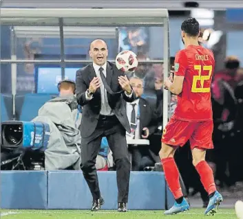  ?? FOTO: AP ?? Robert Martínez, alentando a Chadli durante un momento del partido disputado ayer en San Petersburg­o