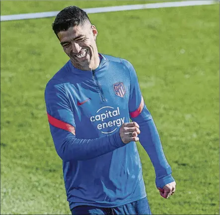  ?? FOTO: EFE ?? Luis Suárez, exultante, en el entrenamie­nto de ayer del Atlético de Madrid en la Ciudad Deportiva de Majadahond­a