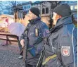  ?? FOTO: DPA ?? Polizeibea­mte sichern den Potsdamer Weihnachts­markt.