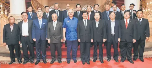  ?? — Bernama photo ?? Najib (fifth left, front row) posing for a group photograph after a closed-door luncheon with leaders of Chinese NGOs at Sri Perdana yesterday. Lau is seen at third right, front row.