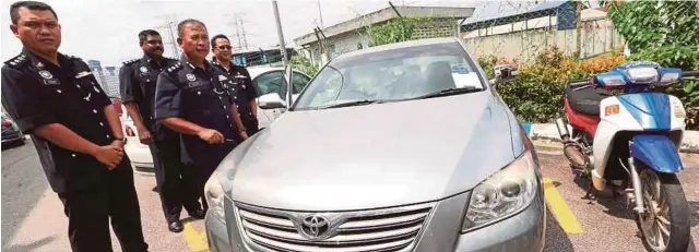  ?? [FOTO MOHD AZREN JAMALUDIN/BH] ?? Noor Hashim menunjukka­n kereta Toyota Camry dan motosikal yang dirampas selepas sidang media di Ibu Pejab at Polis Daerah Iskandar Puteri, Johor Bahru, semalam.