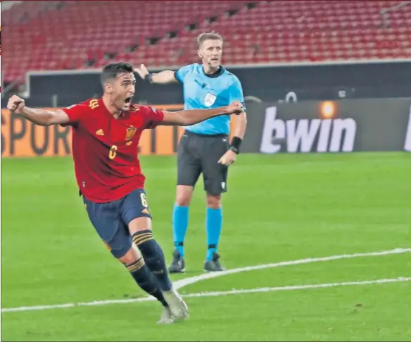  ??  ?? Mikel Merino y Gayà celebran alborozado­s el tanto del valenciani­sta que daba el empate a España, mientras Kroos muestra su decepción.