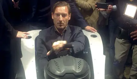  ??  ?? Ex capitano Francesco Totti impegnato ieri sera al simulatore durante la presentazi­one dell’EPrix in via Frattina
