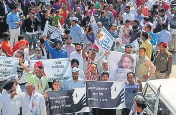  ?? PARDEEP PANDIT/HT ?? Aam Aadmi Party workers holding a march in favour of Gurmehar Kaur, the daughter of Capt Mandeep Singh, who laid down his life fighting terrorists in Kashmir in 1999, in Jalandhar on Thursday.