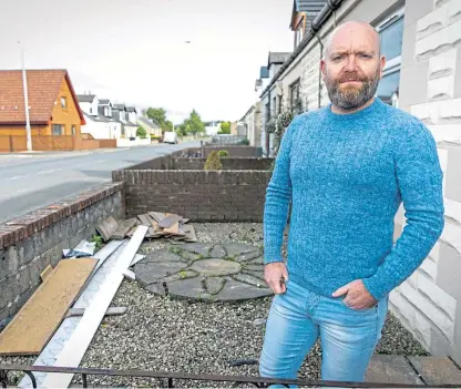  ?? Picture: Steve Brown. ?? George Zielinski outside his home on Cardenden Road.