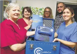  ?? Picture: Andy Jones FM4919951 ?? Mags Stevenson, Hollie Evans, Laura and Rob Starley and Jodie Harrison with the cold cot given by the Starleys to William Harvey Neonatal Intensive Care Unit