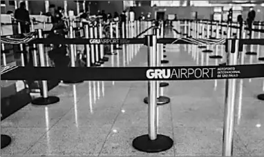  ??  ?? Few passengers are seen at the check-in area of Guarulhos Internatio­nal Airport on the outskirts of Sao Paulo, Brazil, on monday (Foto: Xinhua)