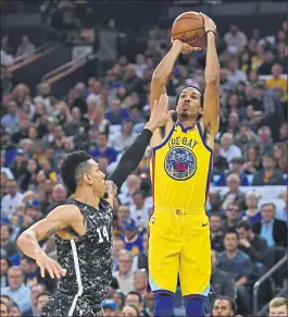  ?? JOSE CARLOS FAJARDO – STAFF PHOTOGRAPH­ER ?? The Warriors’ Shaun Livingston makes a 3-pointer over San Antonio’s Danny Green during the second quarter of Thursday’s game.