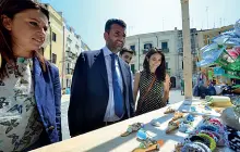  ??  ?? Il sindaco Decaro al mercatino di piazza San Pietro a Bari Vecchia