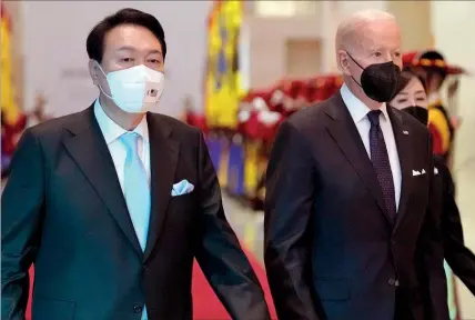  ?? ?? Biden foi recebido pelo novo presidente sul-coreano, Yoon Suk-yeol, empossado há pouco mais de uma semana