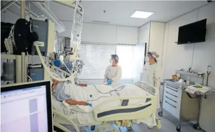  ?? Foto: Javier Bergasa ?? Dos enfermeras atienden a un paciente con respirador ingresado en la UCI.