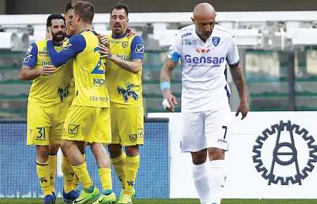  ??  ?? Deluso Maccarone a capo chino dopo il terzo gol del Chievo: l’Empoli è alla quinta sconfitta consecutiv­a