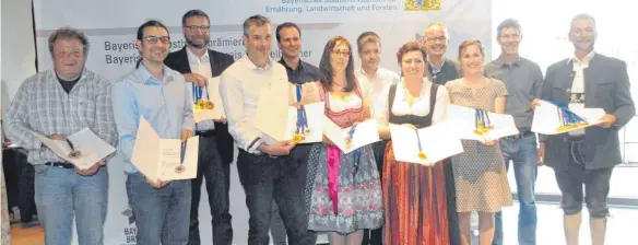  ?? FOTO: ISA ?? Die Lindauer Kleinbrenn­er können stolz auf sich sein. Bei der Bayerische­n Obstbrandp­rämierung schneiden zahlreiche Brenner aus dem ganzen Landkreis Lindau bestens ab.