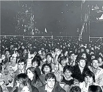  ??  ?? El Festival de la Solidarida­d se hizo en Estadio Obras el 16 de mayo de 1982 y fueron 70.000 personas.