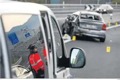  ?? EFE ?? En total, la disminució­n de fallecimie­ntos por accidentes de tráfico se situó en un 46%.