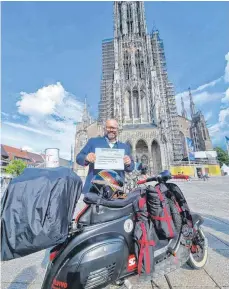  ?? FOTO: PR ?? Insgesamt wurden 2186,55 Euro an Spenden für krebskrank­e Kinder gesammelt und Markus André Mayer auf dem Münsterpla­tz in Ulm übergeben.