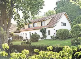  ?? [ Bianca Zitz Immobilien, S Real] ?? Hofverband im südsteiris­chen Gamlitz (l.), der Arkadenhof bei Güssing im Südburgenl­and ist ein dreiflügel­iger ehemaliger Bauernhof.