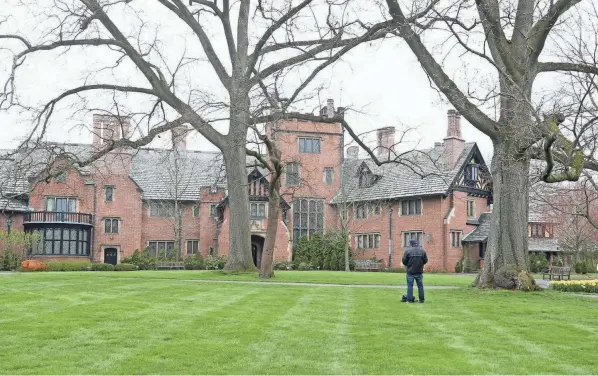  ?? MIKE CARDEW/AKRON BEACON JOURNAL ?? David Cebula, sketches the front of the manor at Stan Hywet Hall & Gardens in 2020.