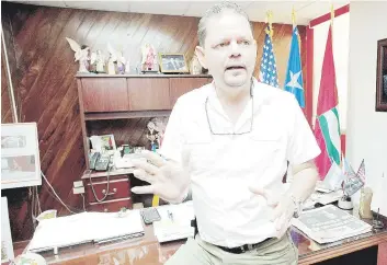  ??  ?? QUEBRADILL­AS SIN COMUNICACI­ÓN. El alcalde Heriberto Vélez reclama que nadie del gobierno estatal ha hablado con él sobre el peligro en la represa Guajataca.