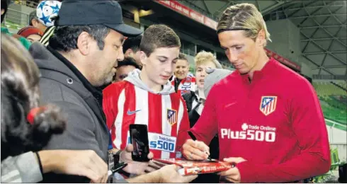  ??  ?? ACLAMADO. Allá donde va el Atleti, Torres es el más aclamado. El Niño, que nunca niega una firma o una foto, también lo fue en Australia.