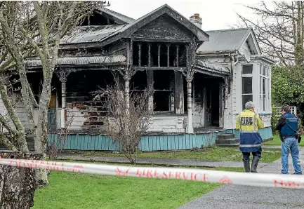  ?? PHOTO: MURRAY WILSON/STUFF ?? Police and firefighte­rs working at the scene of the Ranfurly St house fire near central Palmerston North.