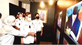  ?? — Penerangan photo ?? Jamilah (left) and others accompanyi­ng Abang Johari (centre) during a tour of a gallery dedicated to Adenan, located at the entrance of the Centexs Lundu campus.