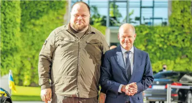  ?? Dpa-BILD: Kappeler ?? Bundeskanz­ler Olaf Scholz (SPD, rechts) begrüßt Ruslan Stefantsch­uk, den Präsidente­n des ukrainisch­en Parlaments, vor dem Bundeskanz­leramt.