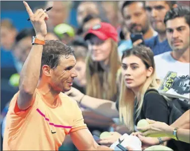  ??  ?? ÍDOLO DE MASAS. Rafa Nadal firma autógrafos al final de uno de sus últimos partidos.