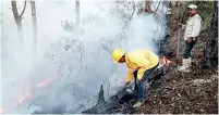  ?? ?? ▮ Falleciero­n a causa del fuego mientras ayudaban de forma voluntaria a combatir un poderoso incendio forestal, que comenzó el pasado miércoles en esta comunidad zapoteca.