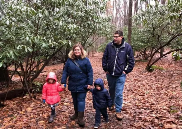  ?? Beth Kistler ?? Plum’s Beth and Dan Kistler, with their daughter, Evie, 5, and son, Teddy, 4, enjoy a winter hike at Linn Run State Park in Westmorela­nd County.