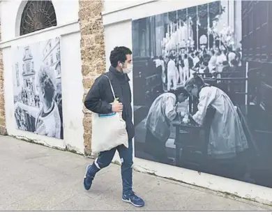  ?? ?? Una de las exposicion­es de fotografía­s cofrades que se han hecho en el Mercado Central estos últimos años.