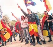  ?? Afp/efe ?? ”Orgullosos de ser españoles”, fue el lema de las celebracio­nes de este año en Madrid. En el otro extremo hubo incidentes violentos durante protestas por la independen­cia.