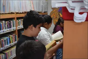  ?? CONTRIBUTE­D PHOTO ?? Woodville students take advantage of the school’s new, expanded library.