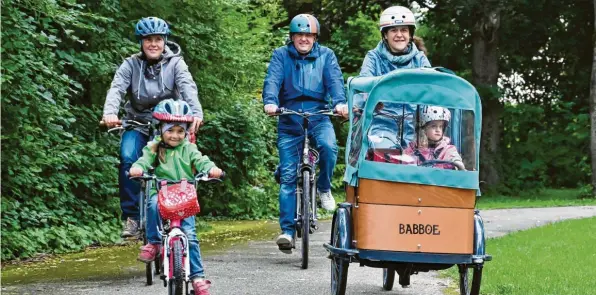  ?? Fotos: Andreas Lode (4), Adrian Bauer, Manuela Bauer ?? Sie waren auf der Familiento­ur zusammen unterwegs: (von links) Petra und Paula Kohnle sowie Adrian, Manuela und Klara Bauer.