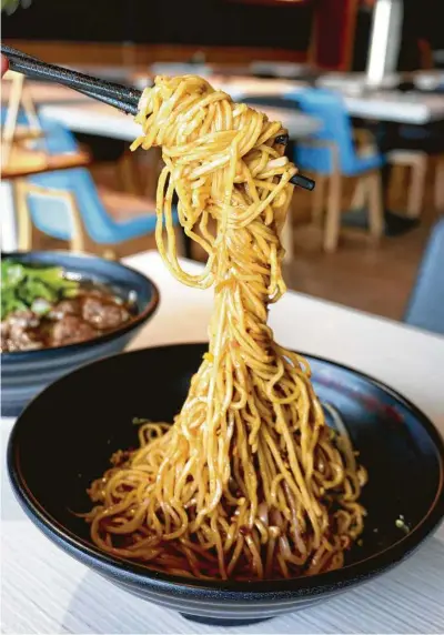  ?? Mai Pham / Contributo­r ?? Sesame noodles are served at Mian, which bills itself as a Gourmet Sichuan Noodle House.